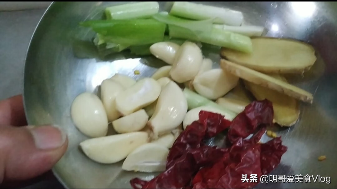 鲶鱼炖茄子的做法大全(家常清炖鲶鱼的做法)