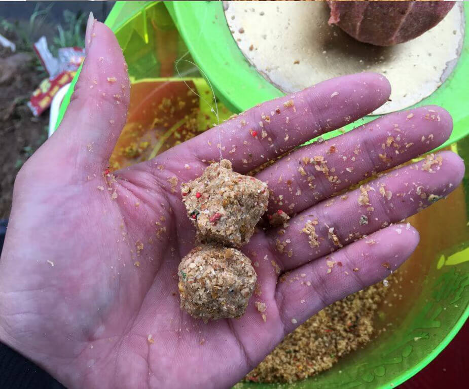 为什么玉米粉比玉米粒更适合钓鱼，看玉米粉饵的制作方法就明白了