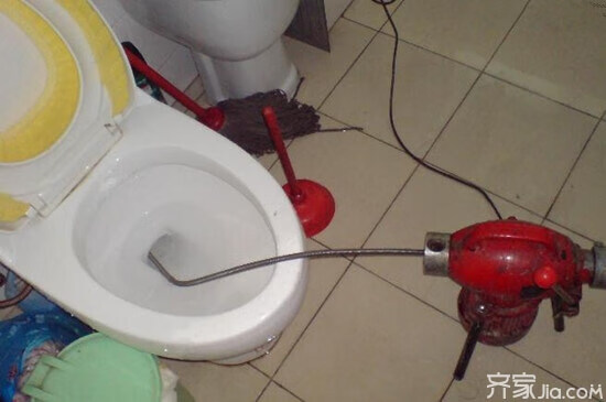 马桶堵了怎样通(马桶堵了有什么办法疏通)