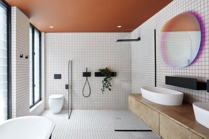 彩色梳妆镜在干净整洁的卫生间里尤显光彩夺目,双面盆的设计方便多人