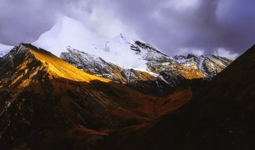 雅拉香布雪山图片(香格里拉山峰叫做什么)