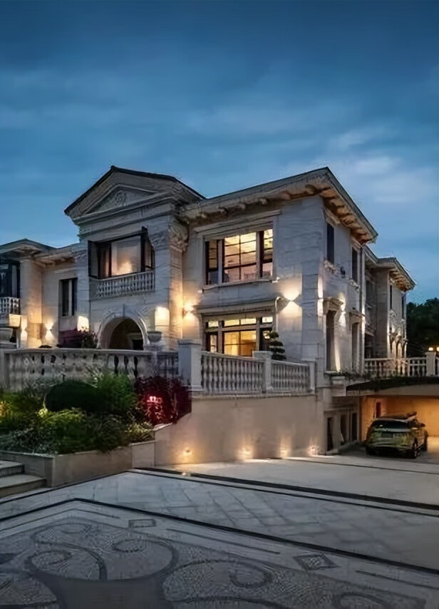 01今天小编为大家带来了五套大理石法式别墅案例,让我们一起领略