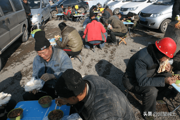 什么叫 风餐露宿？      请看这些建设者