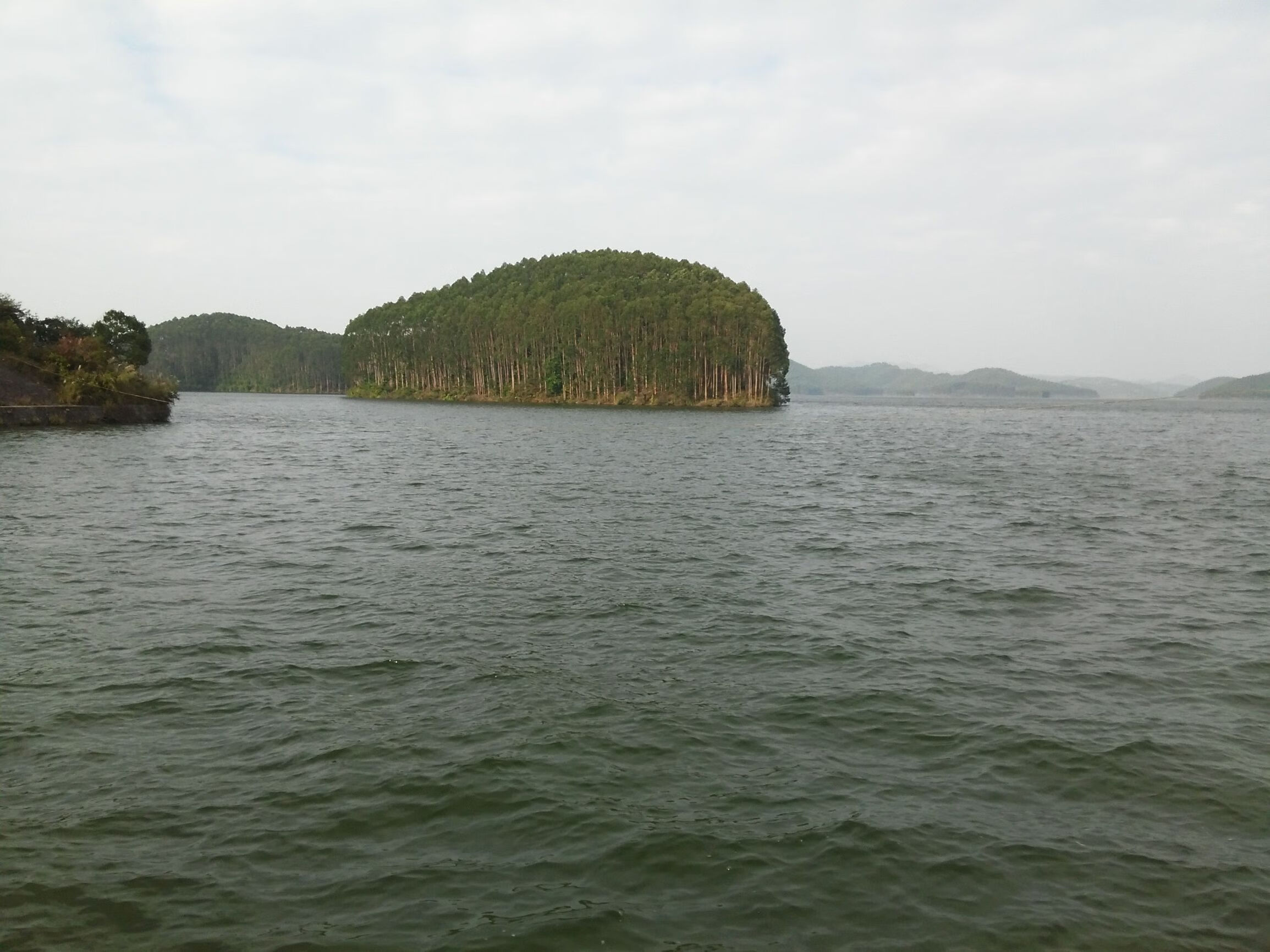 水库中间山连山风水(如今的家乡山连山)