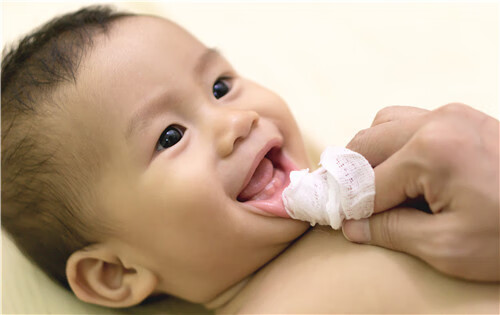 婴儿牙刷怎么使用(宝宝牙刷)