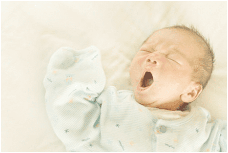 新生儿睡觉翻白眼是什么原因(新生儿睡觉的时候翻白眼)