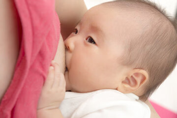 一个月新生儿多久喂一次奶(新生儿多久喂一次奶正常)