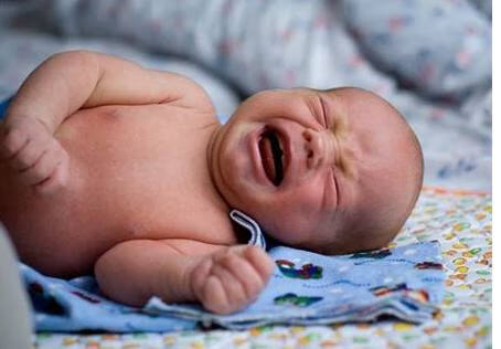 婴儿 一吃奶就哭(婴儿为什么一吃奶就哭)