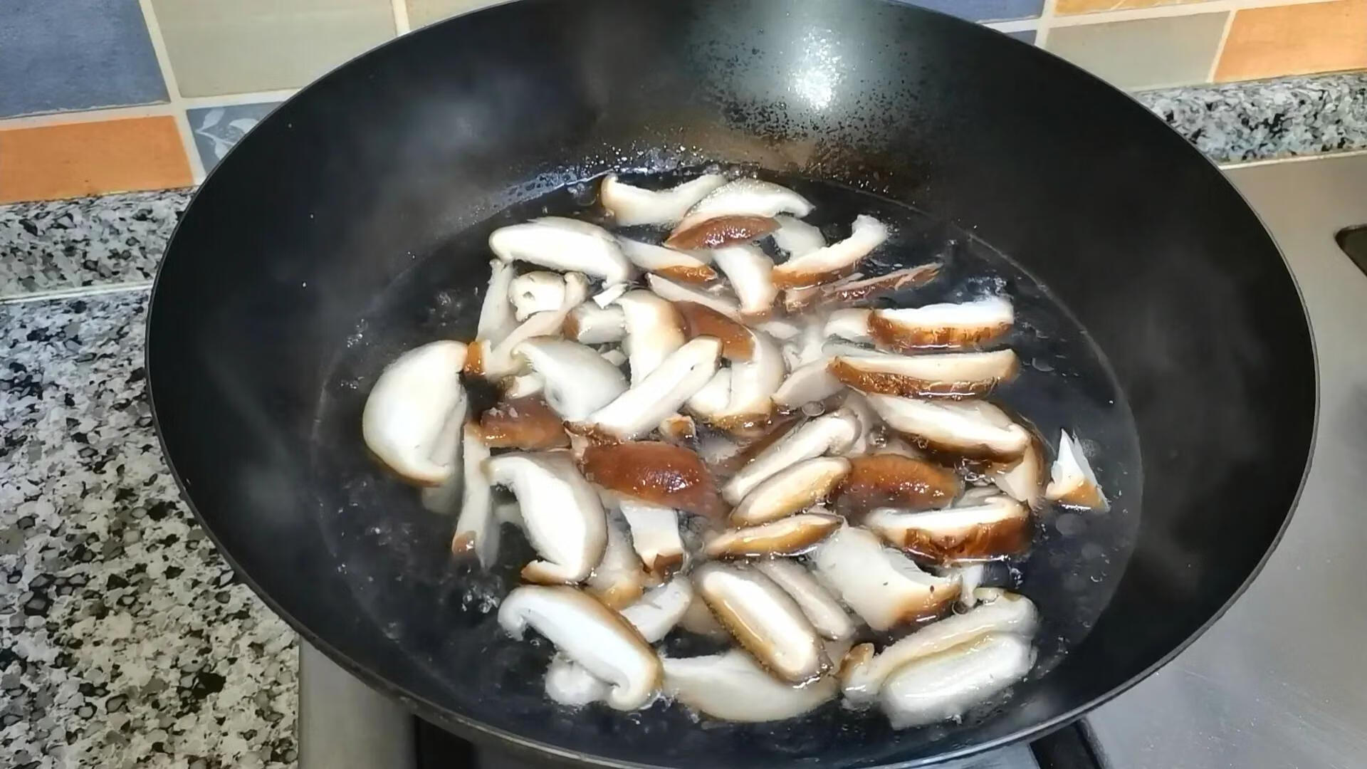 香菇怎么炒好吃家常做法(香菇的最佳吃法)