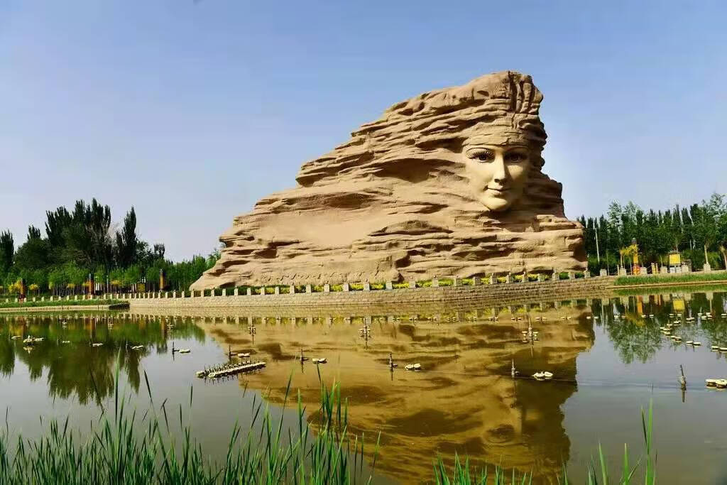 楼兰公主沙漠雕像图片
