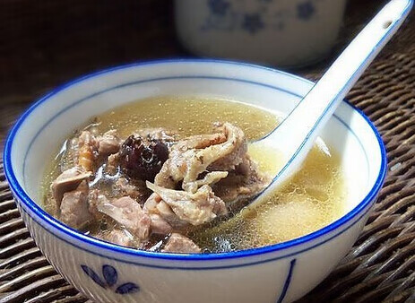 鸽子汤的功效与作用,鸽子汤的做法(鸽子汤的功效与禁忌)