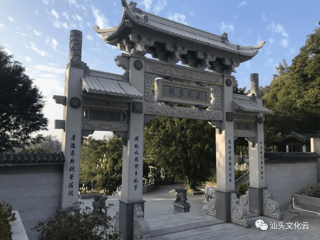 遊青雲巖景區有兩條道路:從山下入口,遊大峰祖師廟,祗園石刻,循山徑繞