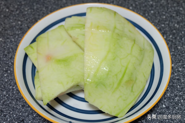 西瓜皮如何做菜好吃(西瓜皮炒着吃有什么好处)