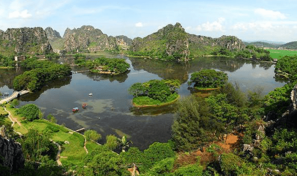 龍珠湖風景區是一個山,湖,洞,寨連成一體的風景區,坐落在陸川縣城北的