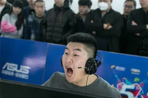 现在仍旧奋战在穿越火线一线战场,在情久俱乐部旗下效力,林肯的ak打法