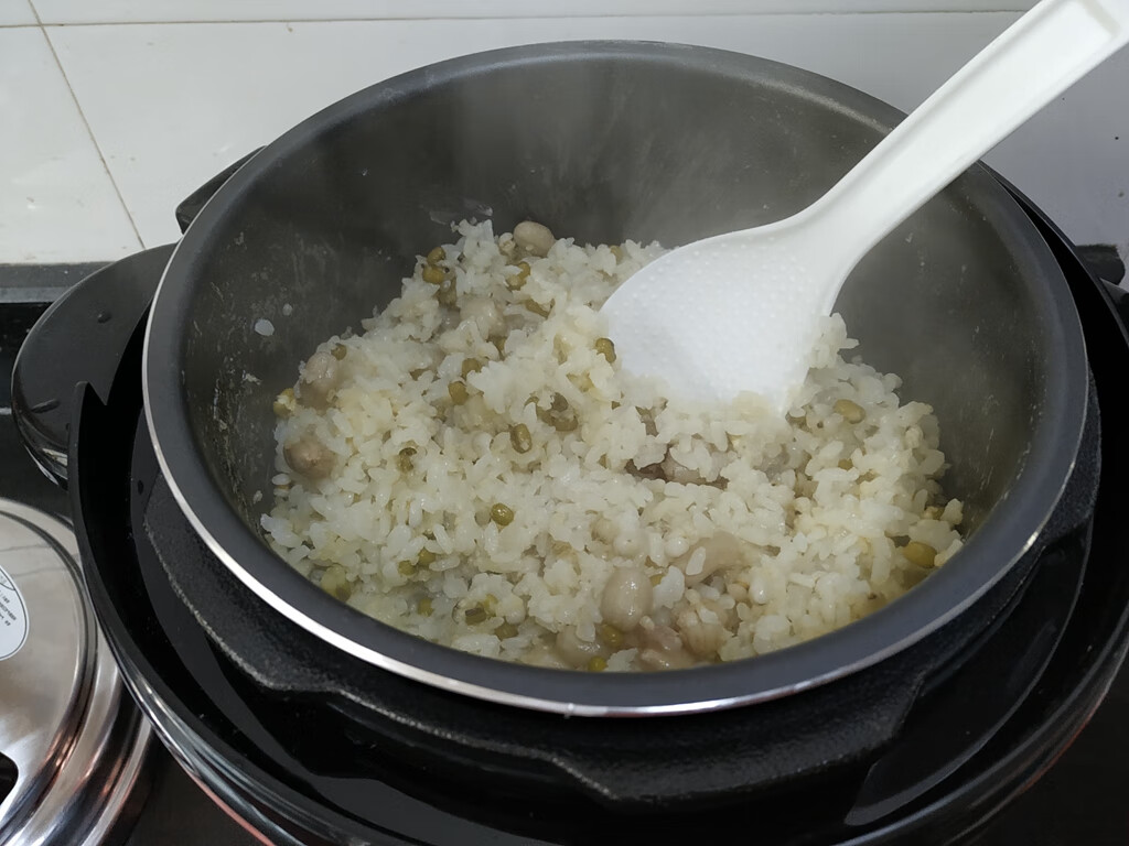 电压力锅做米饭怎么操作(电压力锅怎样做米饭)