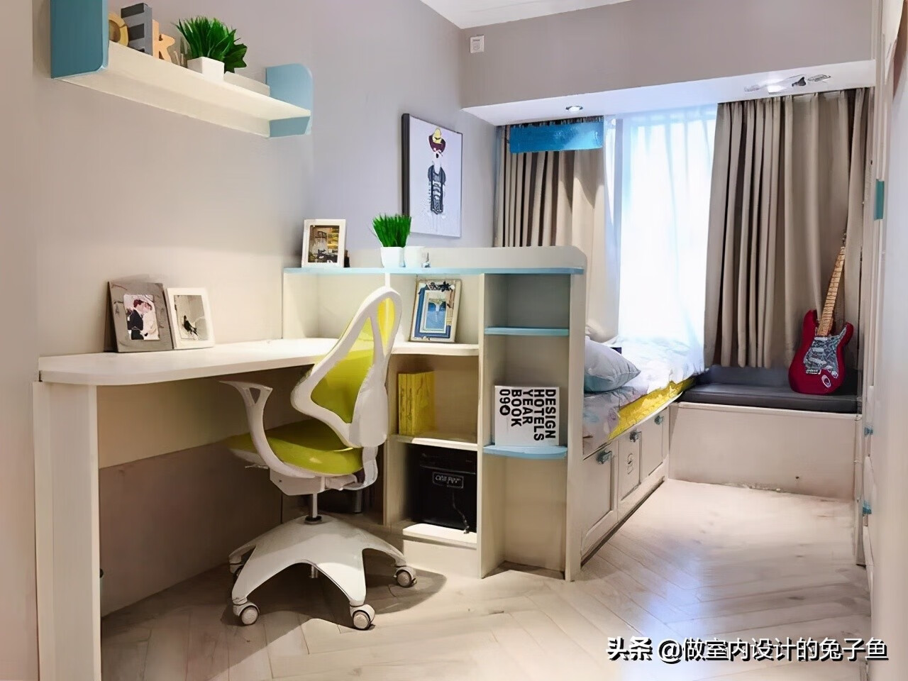 由于书桌的布置方式不能独立考虑,需在进行卧室布局规划时"统一筹谋"