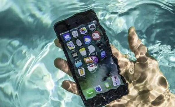 手机进水了怎么处理比较好(手机进水有什么表现)
