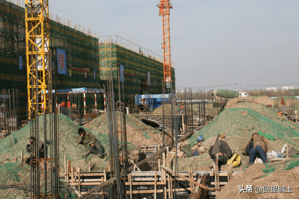 什么叫 风餐露宿？      请看这些建设者