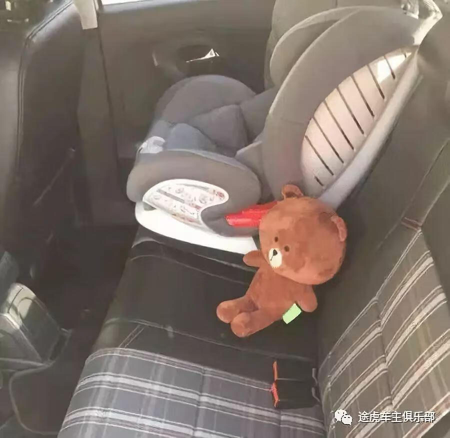 宝宝汽车安全座椅应该安装在什么位置(汽车宝宝座椅)