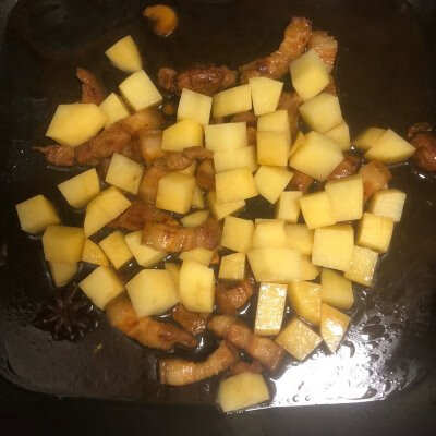 土豆烧肉用什么肉比较好(土豆烧肉的做法窍门)