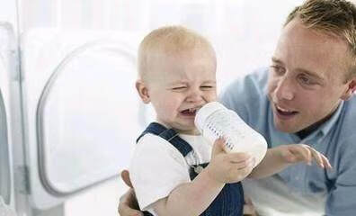 婴儿为什么不吃奶了(为什么宝宝嘴巴吸吮却不喝奶)