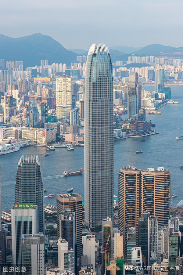 构成独特的海港景观,成为香港的新地标,并进一步巩固香港作为国际商业