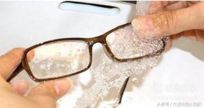 洗眼镜的方法(眼镜的清洗和保养方法)