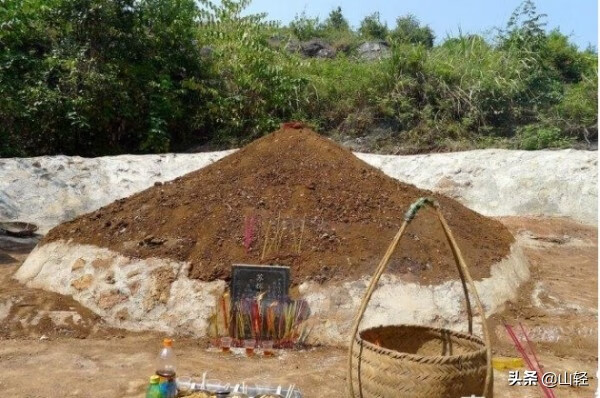 梦见说坟地风水不好(梦见自己家的坟地风水不好)