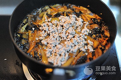 鱼香茄子煲的做法步骤(鱼香肉丝茄子煲怎样做)