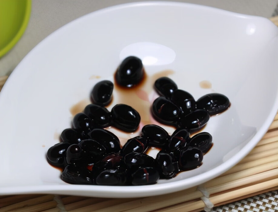 醋泡黑豆的功效与作用及用量(醋泡黑豆有什么好处)