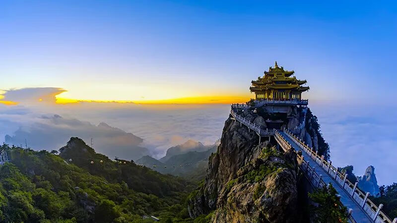 8月份去哪儿旅游合适(8月份适合旅游的地方)
