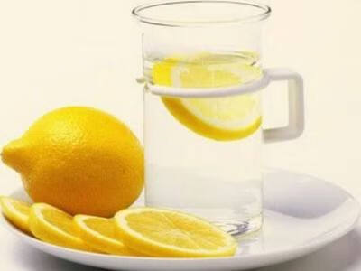 柠檬水是酸性还是碱性的(柠檬水属于碱性还是酸性食物)