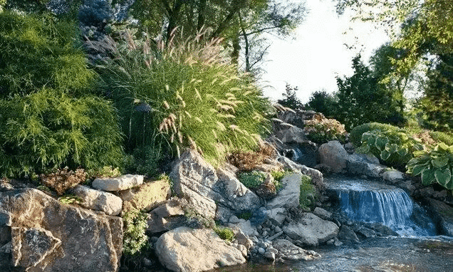 在房顶建水池可以吗风水(房屋后有水池风水好不好)