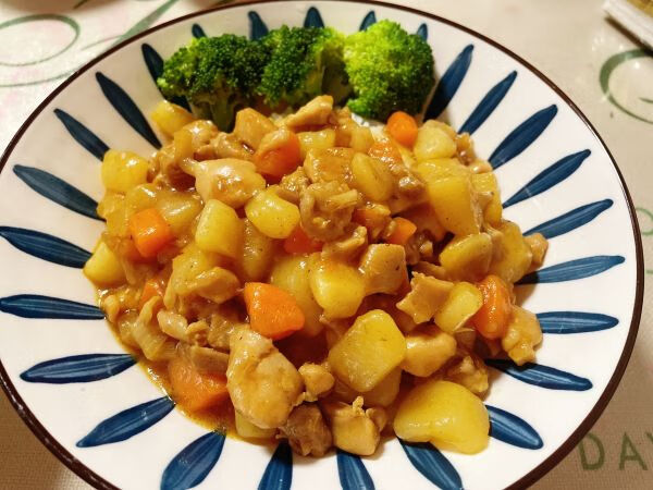 咖喱鸡块饭(咖喱鸡块图片)