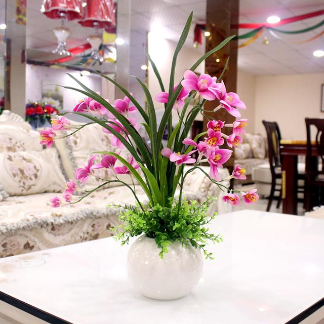 很多人都喜欢在客厅里摆上一盆假花,至少给人赏心悦目的感觉