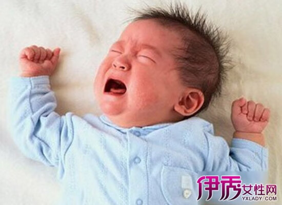 婴儿脸上起小红疙瘩是什么(婴儿宝宝脸上起红疙瘩)
