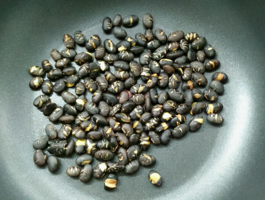 醋泡黑豆的功效与作用及用量(醋泡黑豆有什么好处)