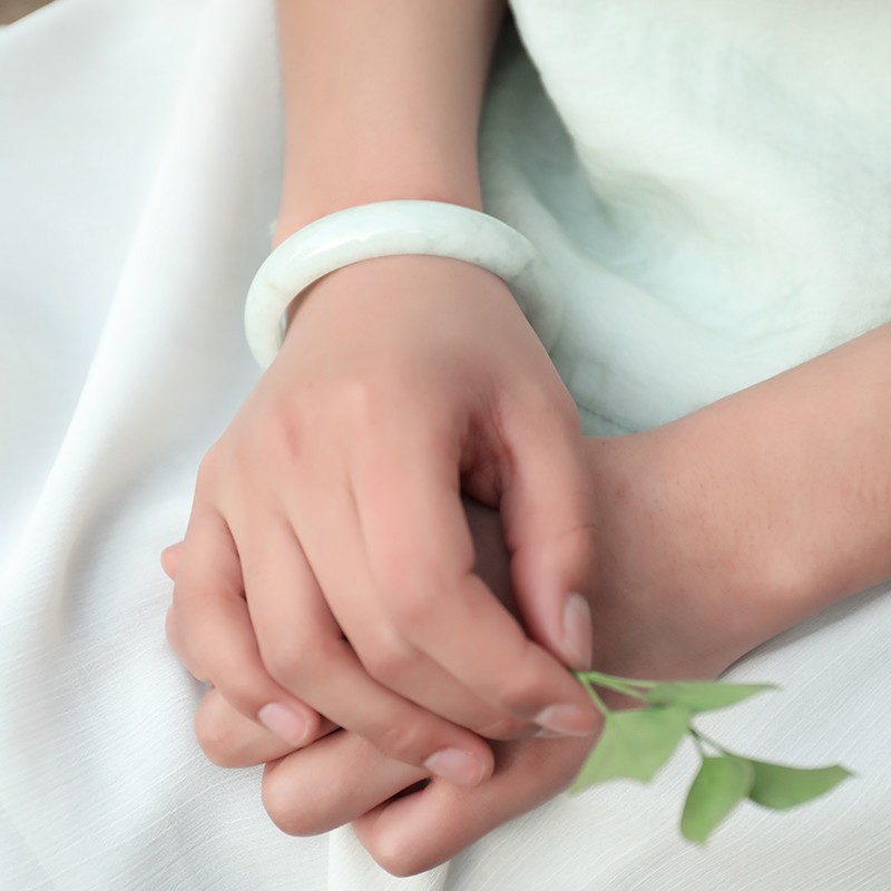 印象眸 冰润细腻翡翠玉镯