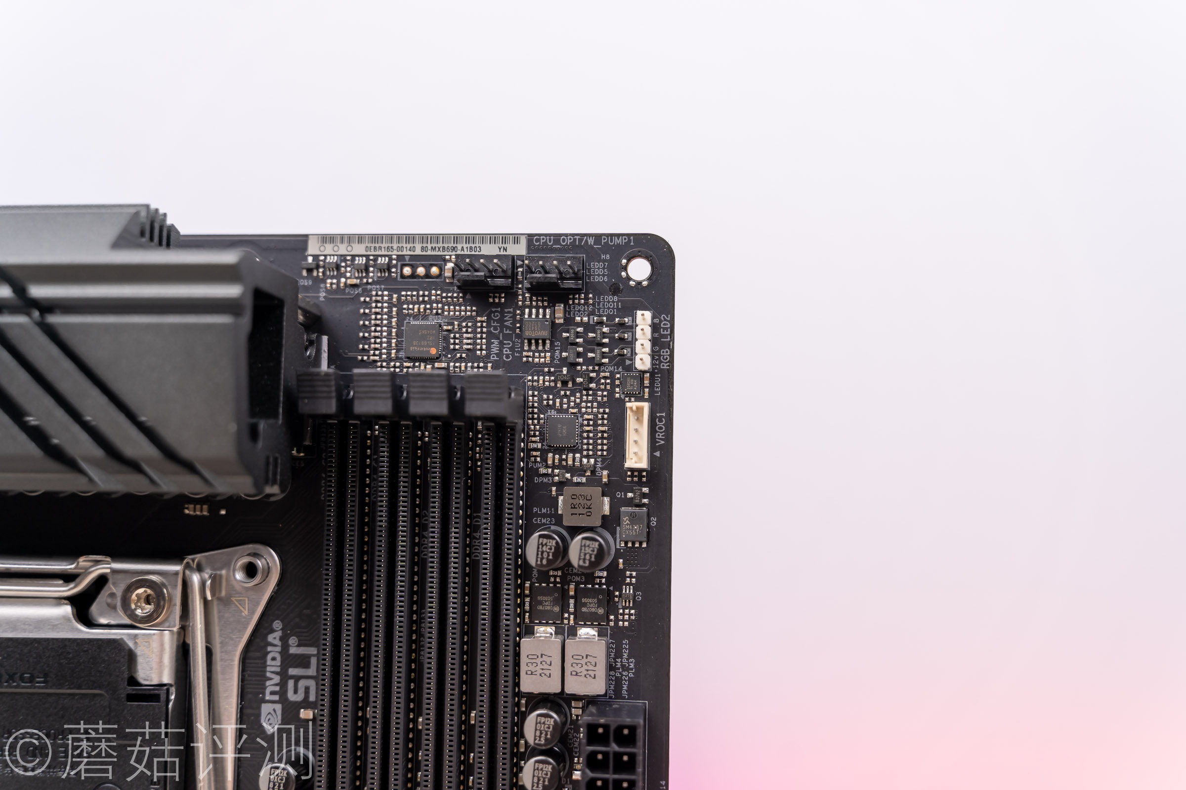 ▼主板的右侧有两个4pin的风扇插座,一个4pin的12v的四针灯效插座.