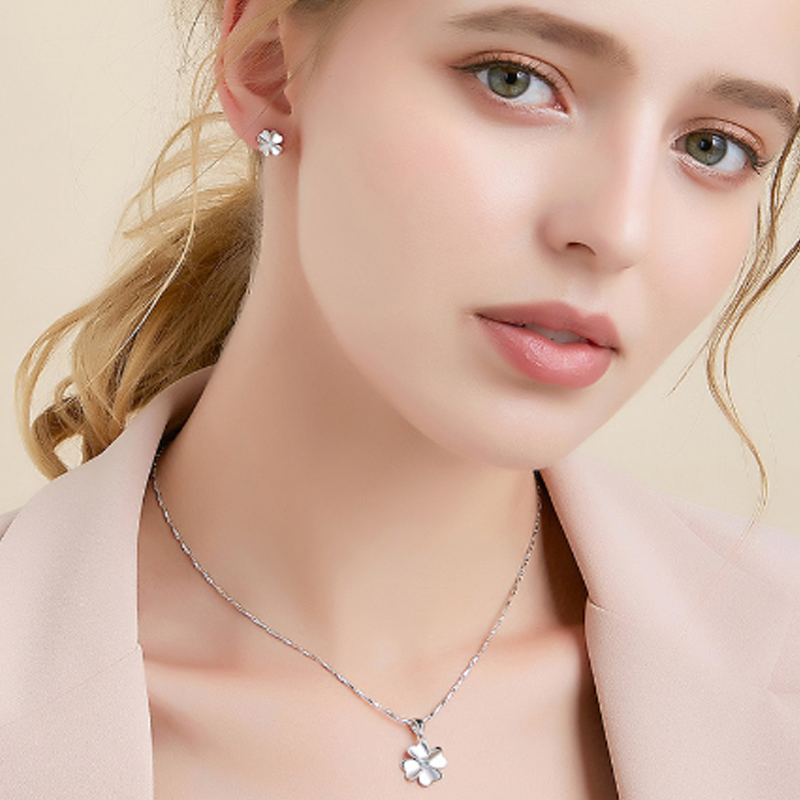 Winy 简约四叶草项链