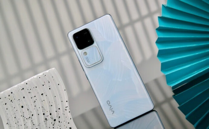 vivo S18拍照手机，自带柔光灯，拍人像天生高出一头