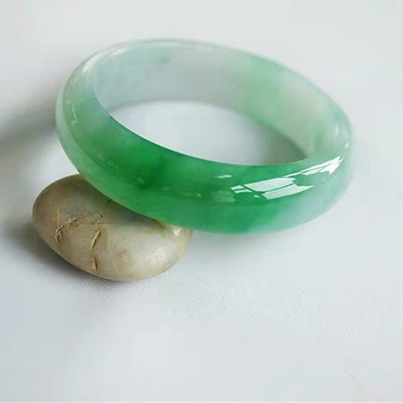 蝶恋石 半飘阳绿翡翠手镯