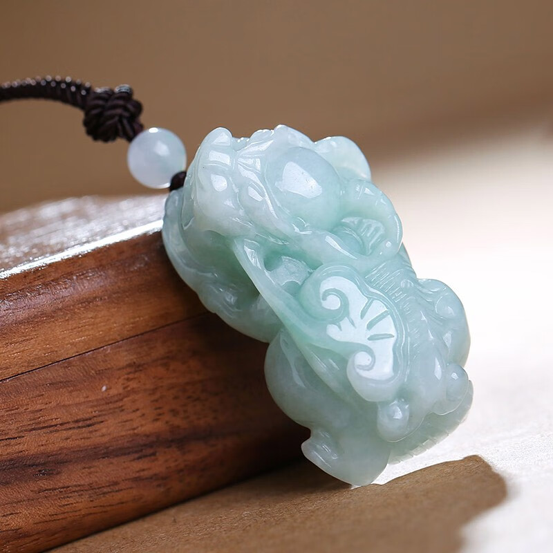 珍唯伊 淡绿色貔貅 翡翠吊坠
