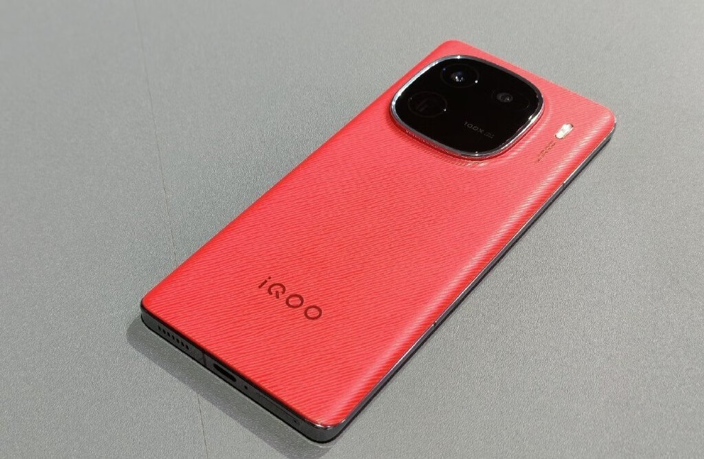 iQOO 12Pro首发4999元，2K曲面屏，同价格比小米14Pro内存更大