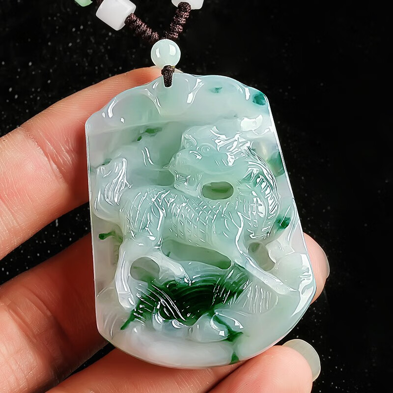 碧玉尊 麒麟造型翡翠吊坠