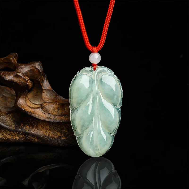 周六福 红色挂绳翡翠吊坠