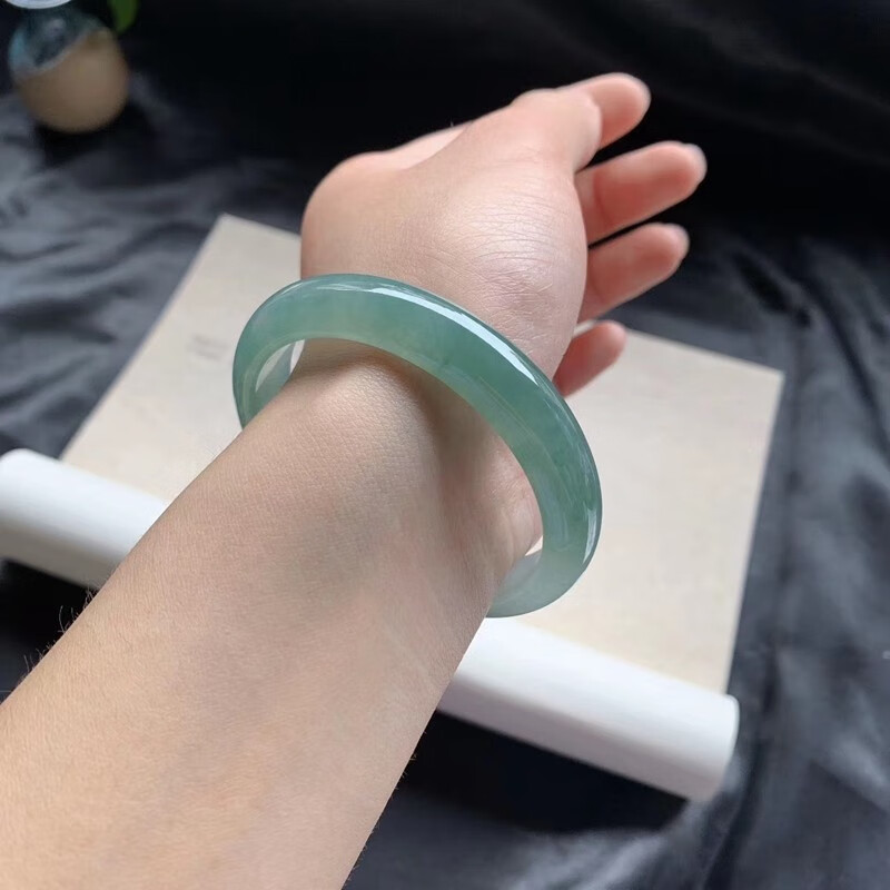 艾选潮品 晶莹剔透翡翠手镯