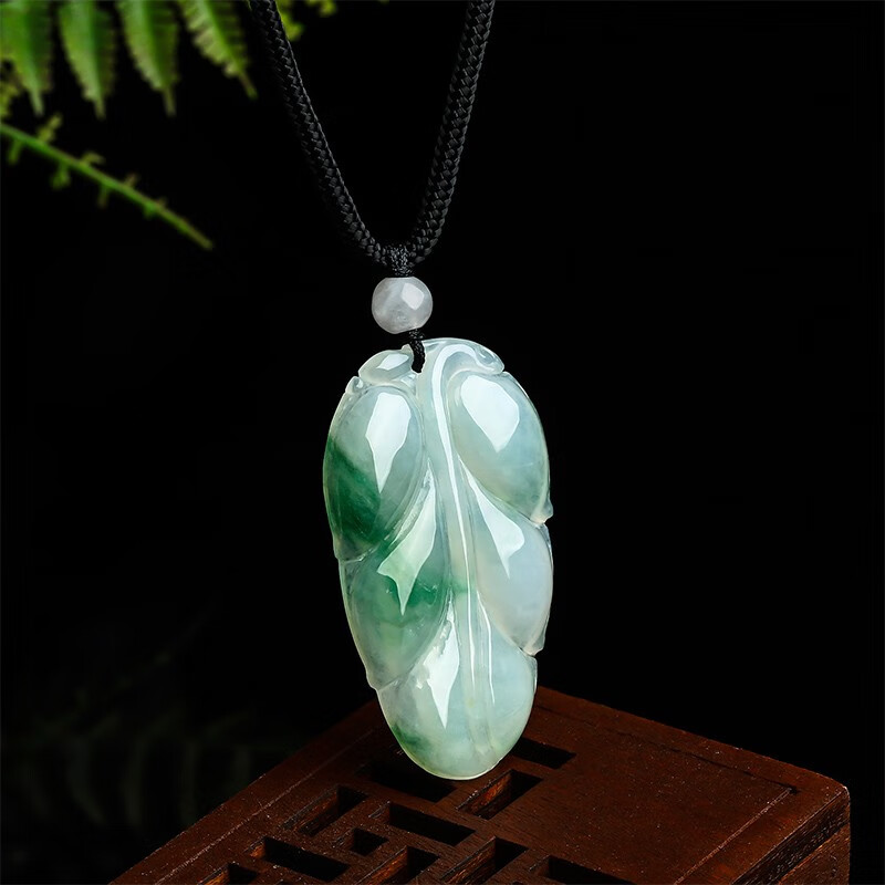 周六福 淡绿叶子翡翠吊坠