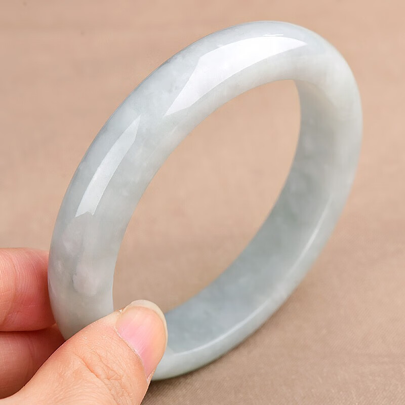 可玉可求 淡绿色翡翠手镯